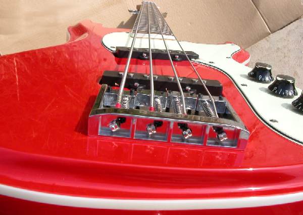 http://guitarsandaudio.com/extras/06GASpictures/WilsonBros/VMB75red/zVMB75redend.jpg