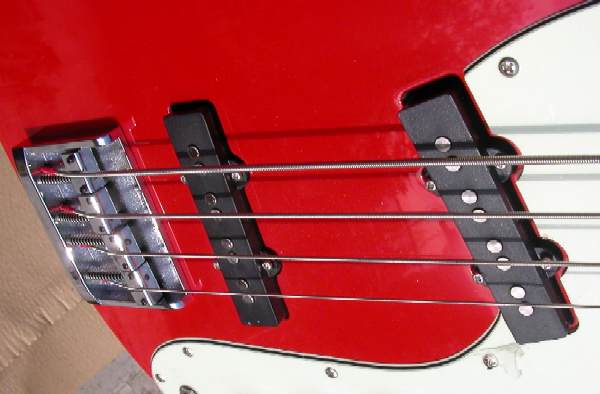 http://guitarsandaudio.com/extras/06GASpictures/WilsonBros/VMB75red/zVMB75redpups.jpg