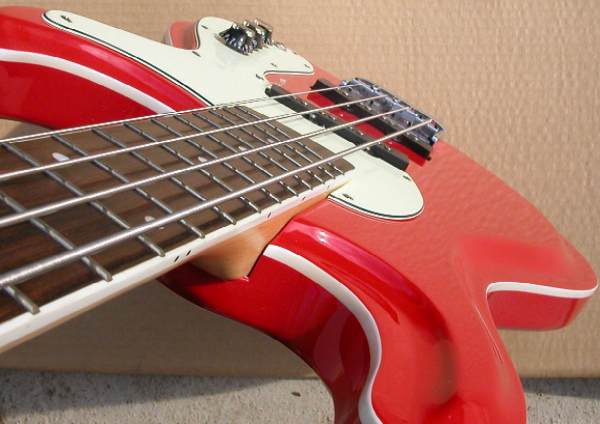 http://guitarsandaudio.com/extras/06GASpictures/WilsonBros/VMB75red/zVMB75redtpngl.jpg